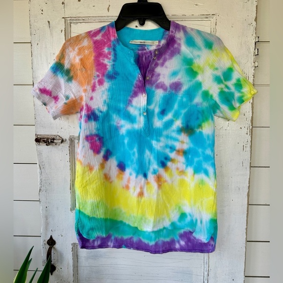 ACOLE’, NWOT, TIE-DYED HENLEY SHIRT. SPLIT SIDES WITH HI-LOW HEM. SIZE 0 - Picture 1 of 8